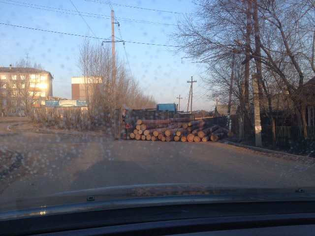 В Улан-Удэ опрокинулся лесовоз (ФОТО)
