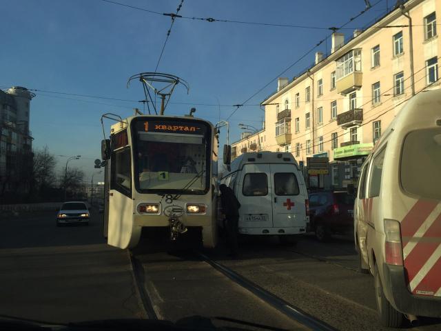 В центре Улан-Удэ «Скорая помощь» врезалась в трамвай
