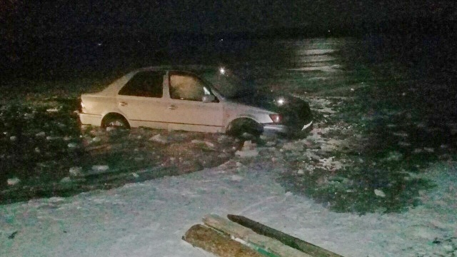 В Бурятии автомобиль провалился под лед