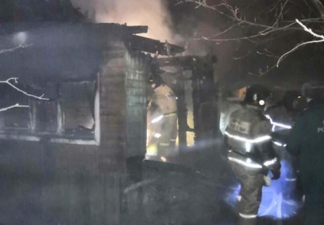 В Иркутске из горящего дома эвакуировали женщину, прятавшуюся в подвале