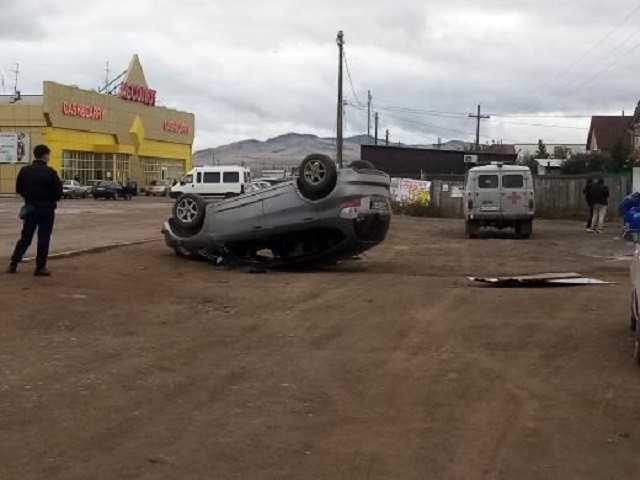 В Улан-Удэ пьяная девушка за рулем «Хонды» встала на крышу