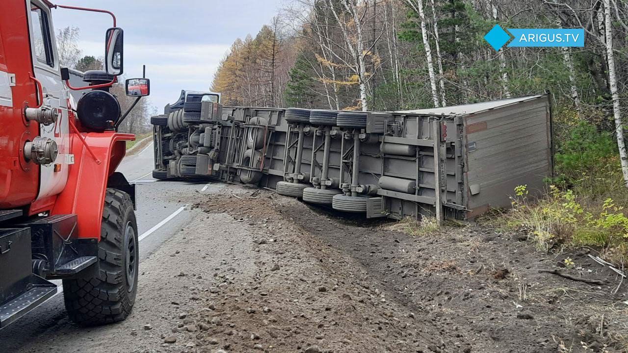 Пьяный водитель опрокинул груженую фуру на трассе в Бурятии. ВИДЕО