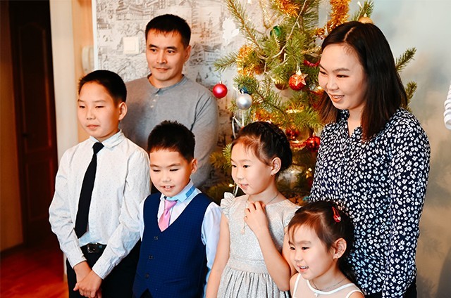 Многодетной семье из Улан-Удэ подарили на Новый год компьютер