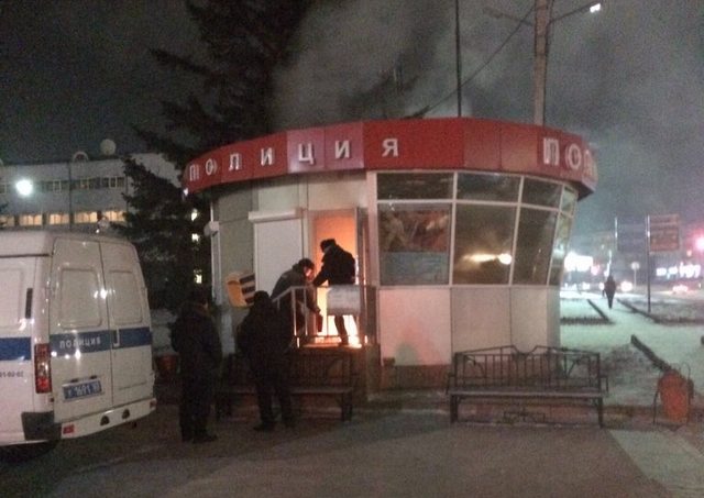 В Улан-Удэ на площади Советов подожгли пост полиции (ФОТО)