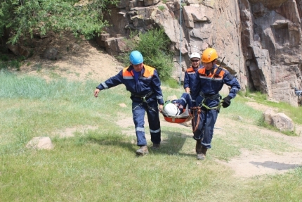 Спасатели эвакуировали обездвиженного сборщика дикоросов в Бурятии