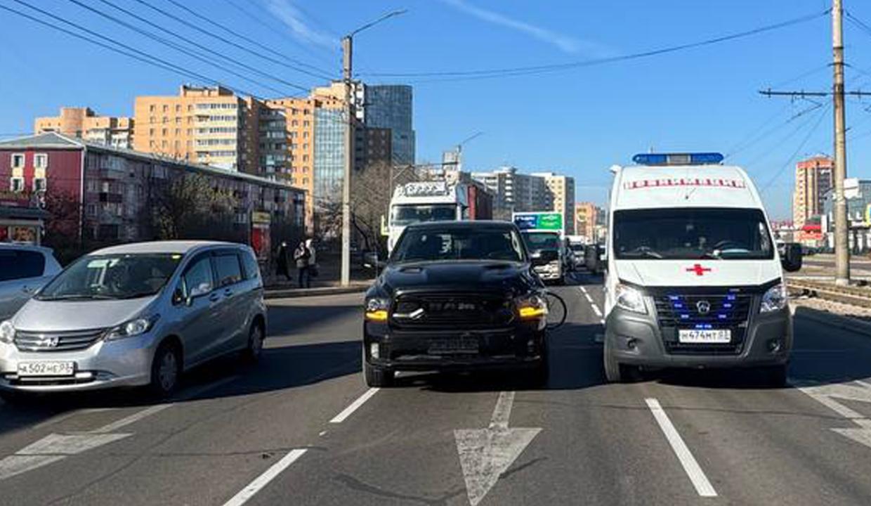В Улан-Удэ пикап сбил велосипедиста на пешеходном переходе
