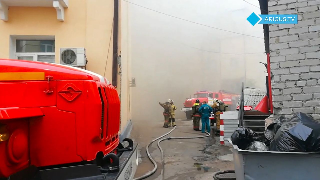 Улан удэ пожар гвоздь. Загорелось здание Байкал Плаза. Пожарные Бурятии. Пожар в Улан Удэ. Пожар в Улан Удэ сейчас.