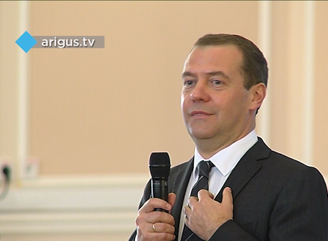 Вслед за Улан-Удэ Дмитрия Медведева встретили с плакатами и в столице Забайкалья
