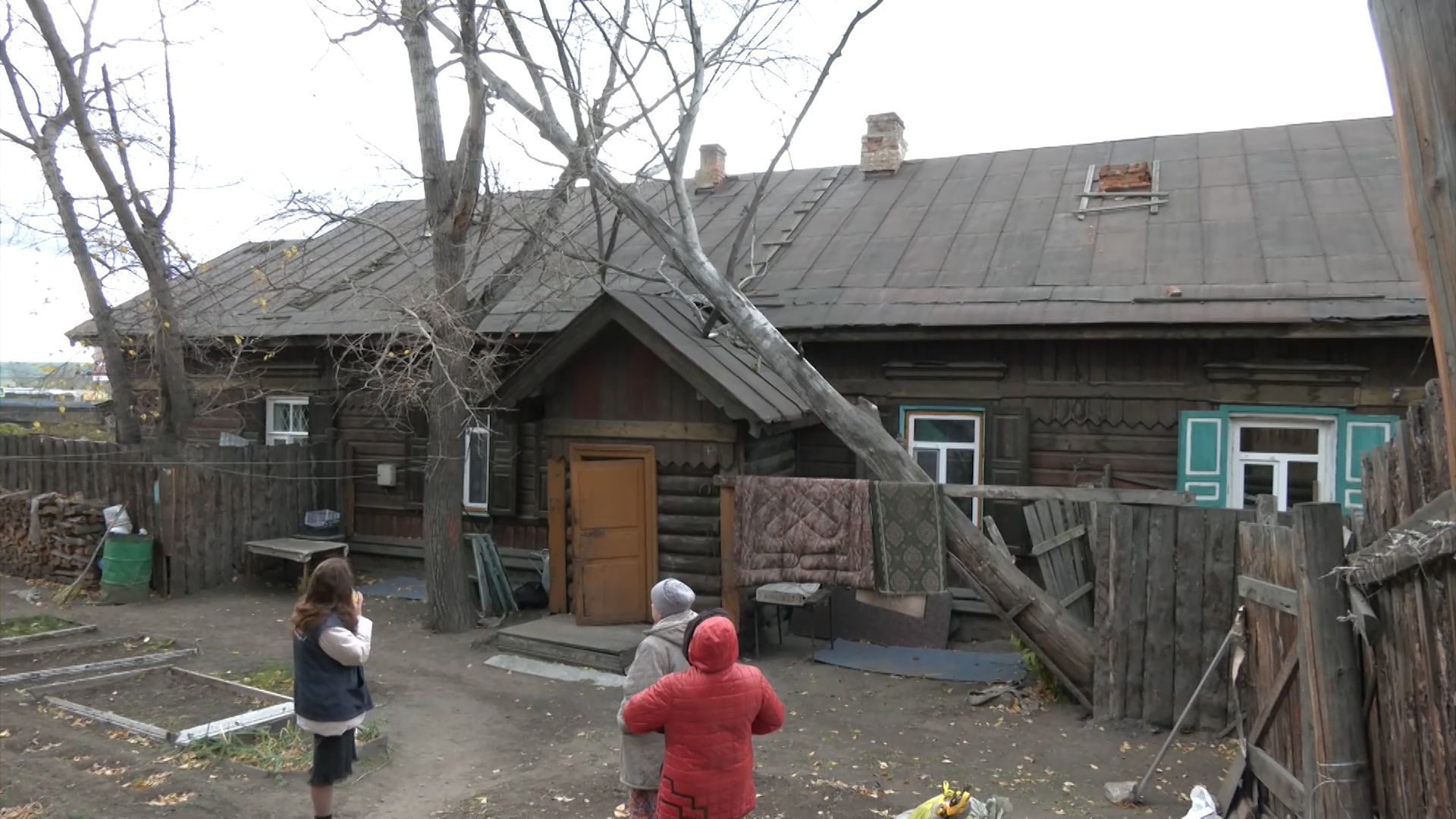 В Улан-Удэ из-за ветра дерево упало на провода жилого дома