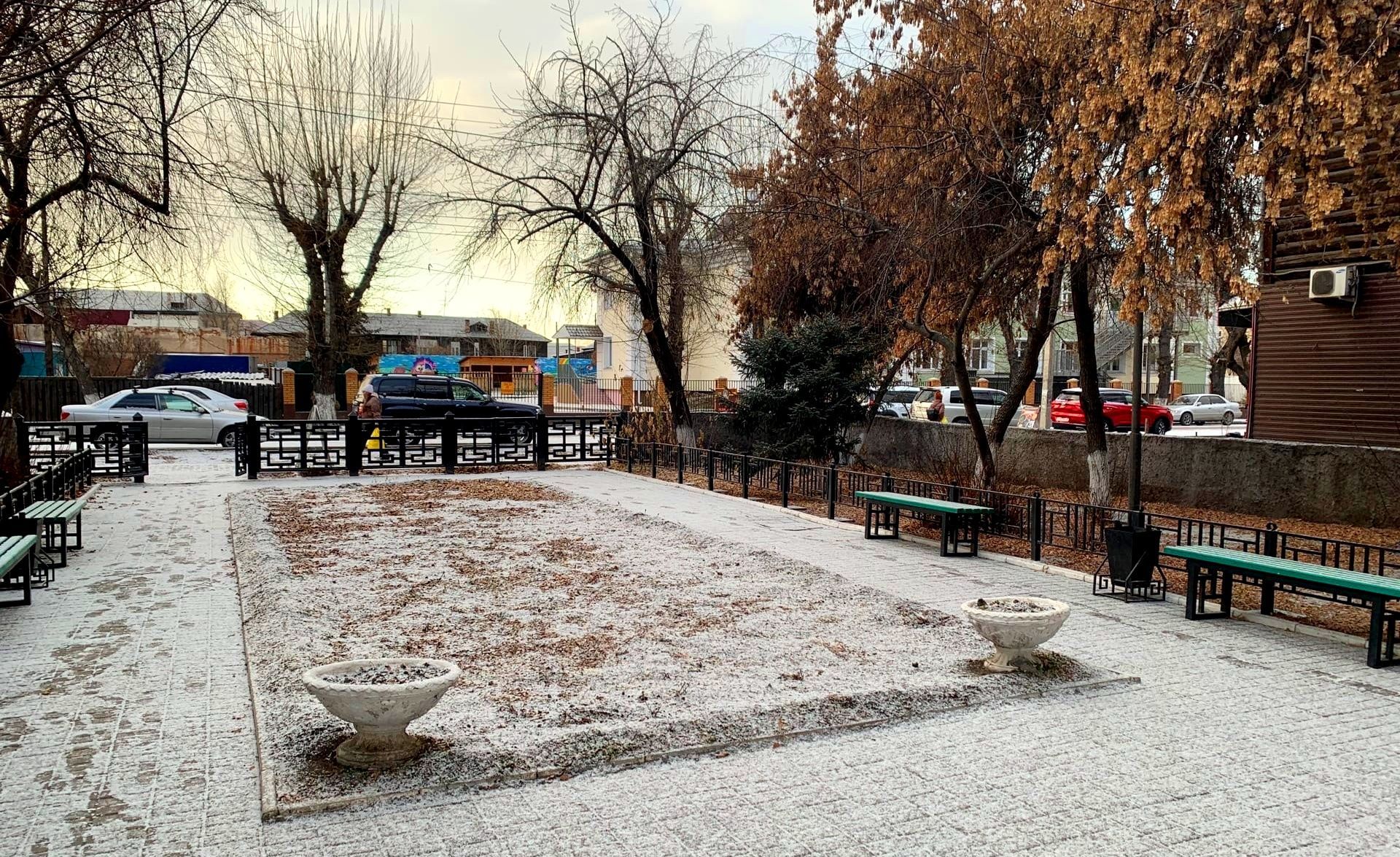 Улан удэ погода год. Небольшой снег. Улан-Удэ rahatlukum. Weather sneg. Москва осень снег ретро фото.