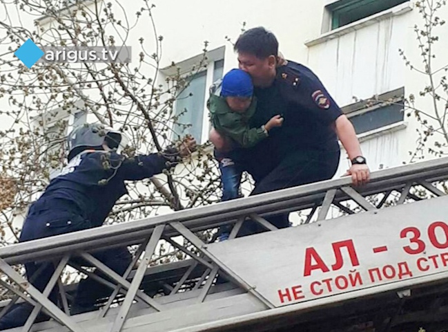 В Улан-Удэ двое детей чуть не выпали из окна третьего этажа (ФОТО)