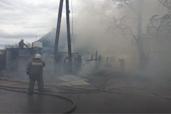В Улан-Удэ на улице Лебедева пожар уничтожил барак и автобус, а потом перешёл на жилой дом (ФОТО)