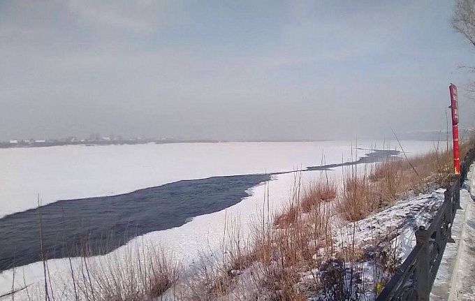 В Улан-Удэ разгуливающих по льду детей пришлось выводить спасателям и полицейским