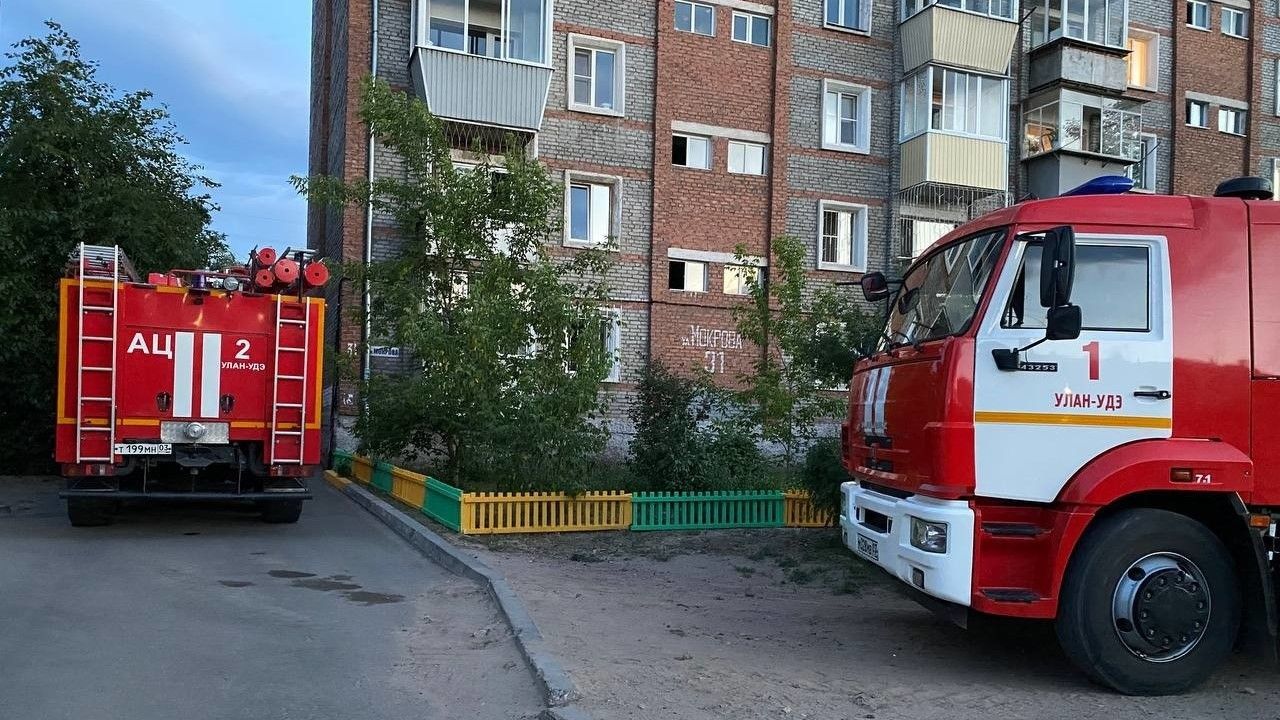 30 человек эвакуировали из горящего многоквартирного дома в Улан-Удэ