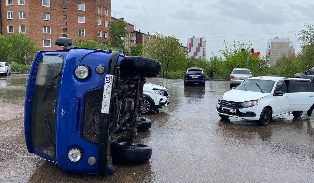 В Улан-Удэ «Лада» уронила на бок «Буханку»