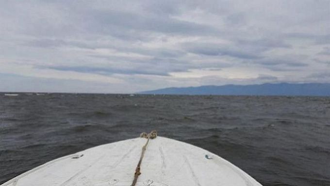 На Байкале спасатели не могут добраться до застрявших на катере рыбаков из-за непогоды
