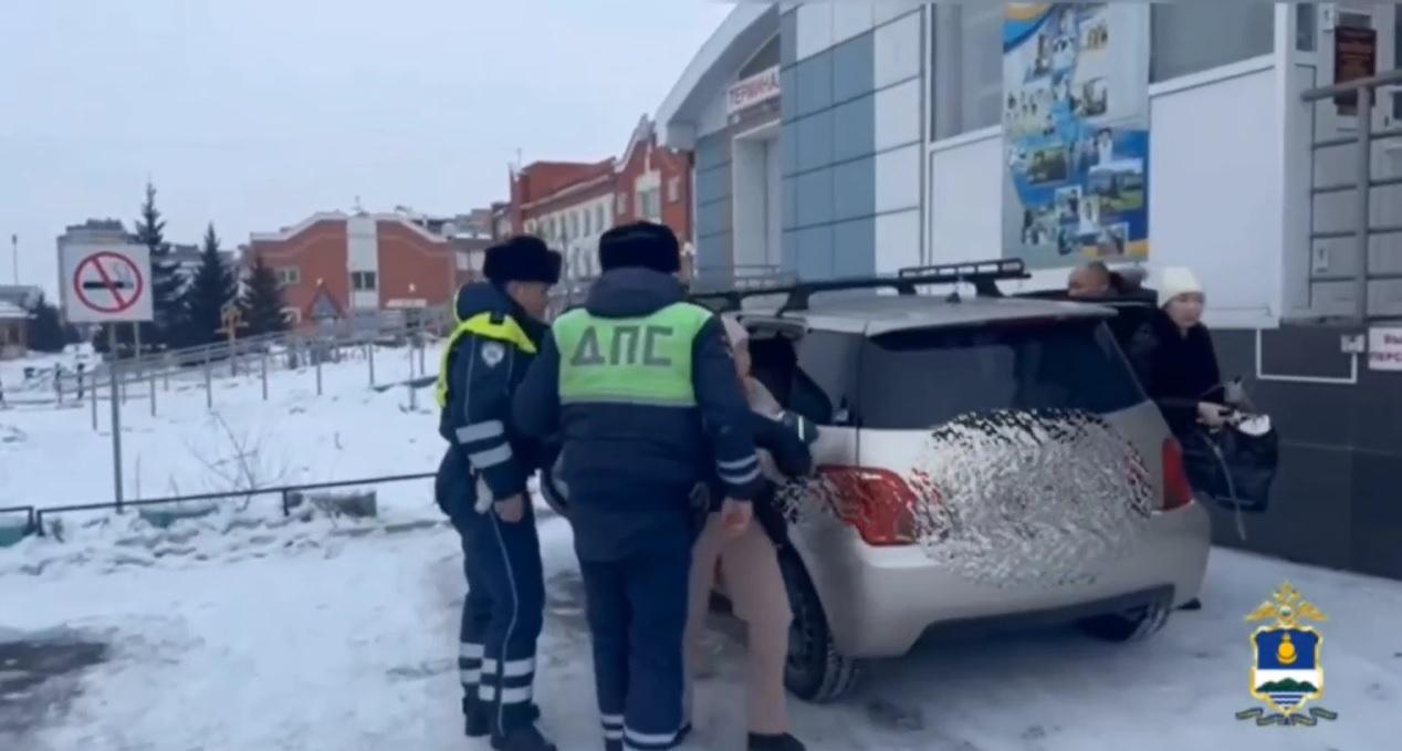 В Улан-Удэ автоинспекторы помогли экстренно доставить ребенка в больницу