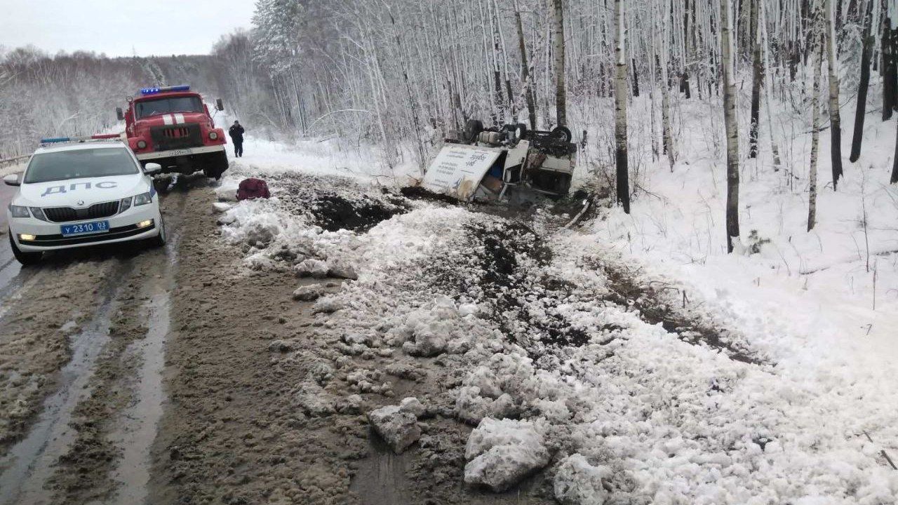 Грузовик опрокинулся на трассе в Бурятии