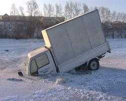 Очередной случай провала автомобиля под лед на реке Уда