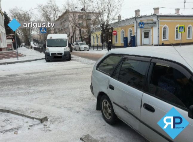 В центре Улан-Удэ маршрутка протаранила авто с четырьмя детьми 