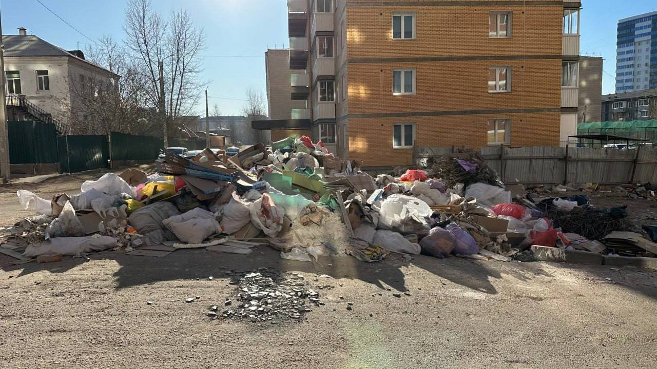 За мусорный беспредел в центре Улан-Удэ взялась прокуратура. Отходы не  вывозились почти год