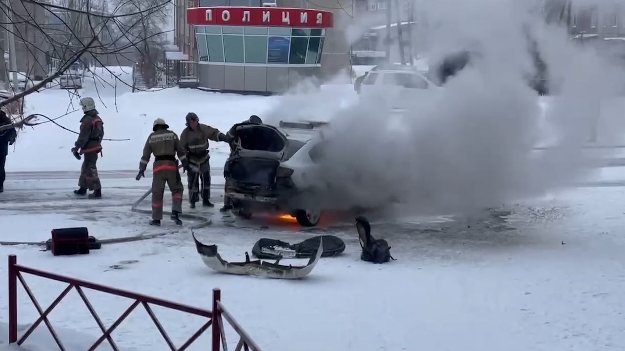 Иномарка вспыхнула прямо на дороге в Улан-Удэ. ВИДЕО