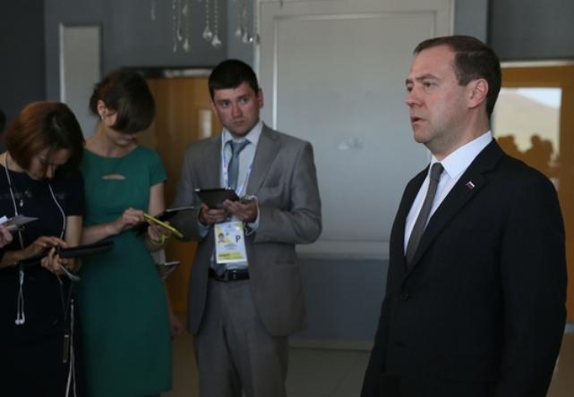 Медведев посоветовал недовольным зарплатой учителям заняться бизнесом