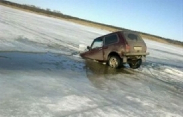 На Байкале под лёд ушли два автомобиля, судьба одного из водителей пока неизвестна