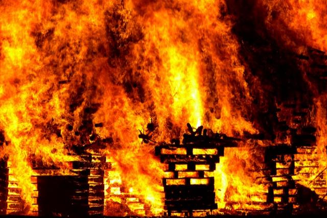 Целую ночь в Улан-Удэ тушили пожар в элитном коттедже с бильярдной и сауной