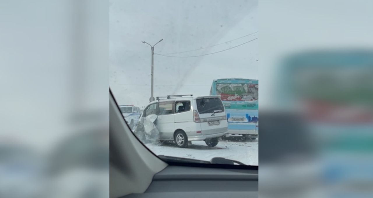 Жесткое ДТП: В Улан-Удэ столкнулись минивен и автобус. ВИДЕО