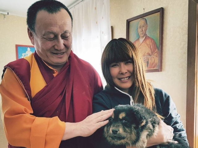Глава Буддийской Сангхи России подарил Аните Цой щенка