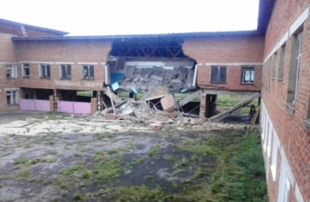 В школе Иркутской области во время занятий обрушилась стена