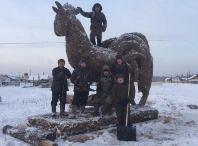 В Якутии известный скульптор изваял из навоза гигантского петуха (ФОТО)