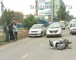 Скутер и автомобиль столкнулись в Улан-Удэ