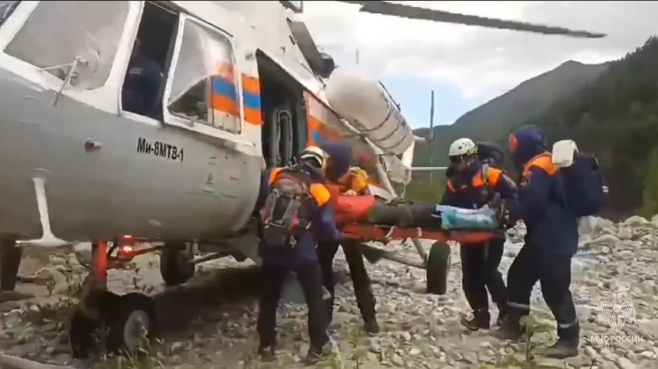 Пострадавшего в горах Бурятии альпиниста эвакуировали на вертолете. ВИДЕО