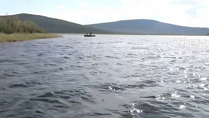 В Бурятии спасли рыбаков, оставшихся в Байкале на сломанной лодке
