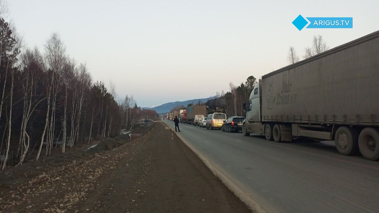 Машины встали в многокилометровую пробку на федеральной трассе в Бурятии