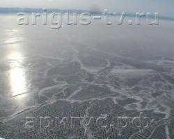На дрейфующей льдине на Байкале были обнаружены четыре человека