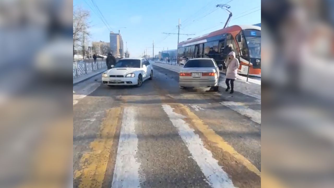 Две иномарки и скорая помощь столкнулись в Улан-Удэ. ВИДЕО