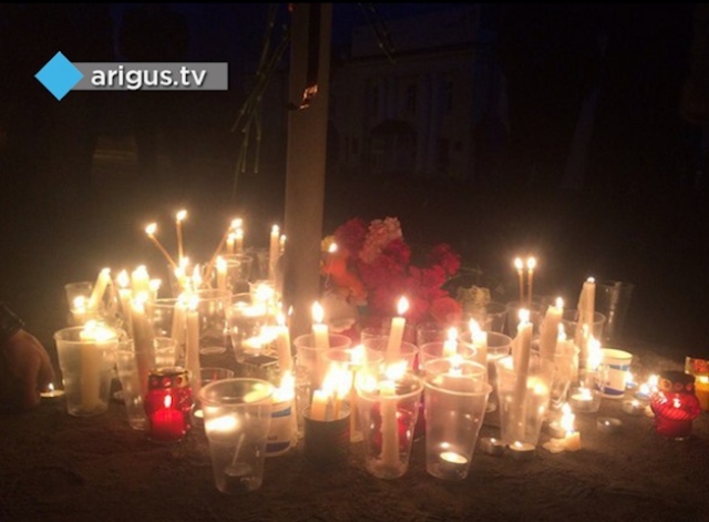 В Улан-Удэ более ста человек пришли со свечами на место смертельной аварии на Столичной (ФОТО)