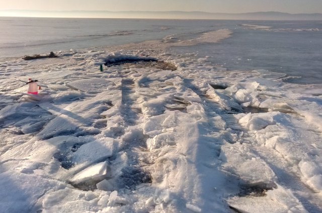 На Байкале под лёд ушёл автомобиль с людьми. На месте работают водолазы (ФОТО) 