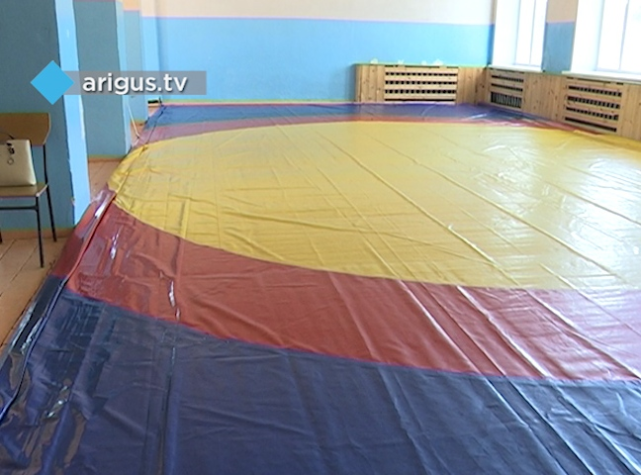 Школам Бурятии подарили борцовские ковры, стоимостью более 2 млн
