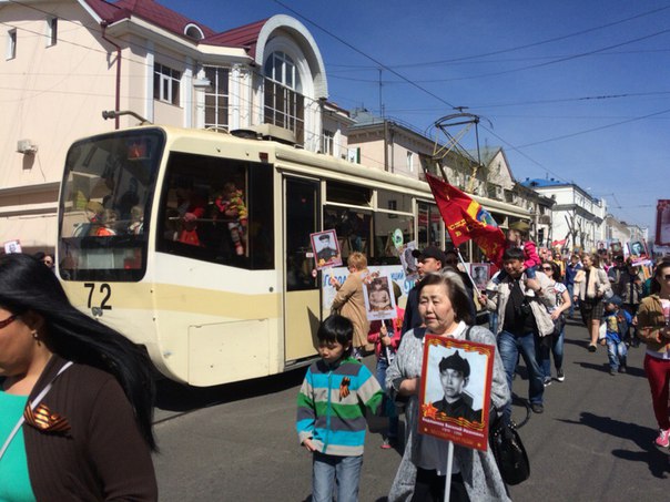 «ЧП» праздничного дня: В центре Улан-Удэ в пробке из «Бессмертного полка» встал трамвай