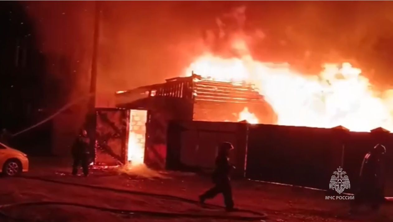 В пригороде Улан-Удэ два человека пострадали на пожаре. ВИДЕО