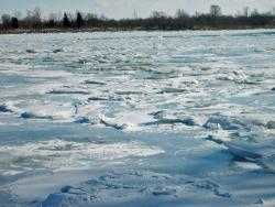 Перед паводком на реках Бурятии распилят лед
