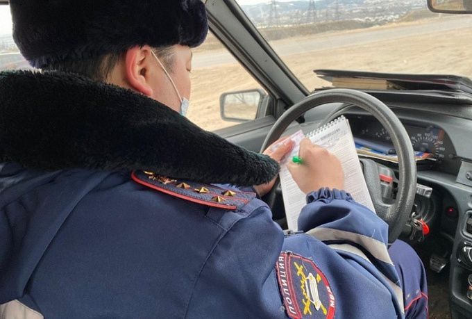 В Улан-Удэ мужчина два года рассекал по улицам с «липовыми» правами