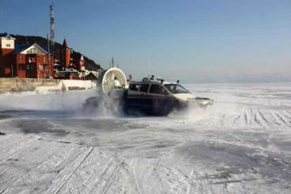 На Байкале с дрейфующей льдины спасли двух рыбаков 