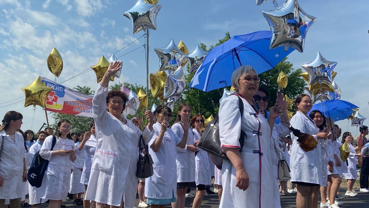 День улан удэ праздник. День города Улан-Удэ 2022. Праздник в Улан Удэ. Шествие медиков. Жители Улан Удэ.