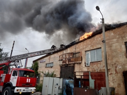 В Улан-Удэ загорелась крыша здания