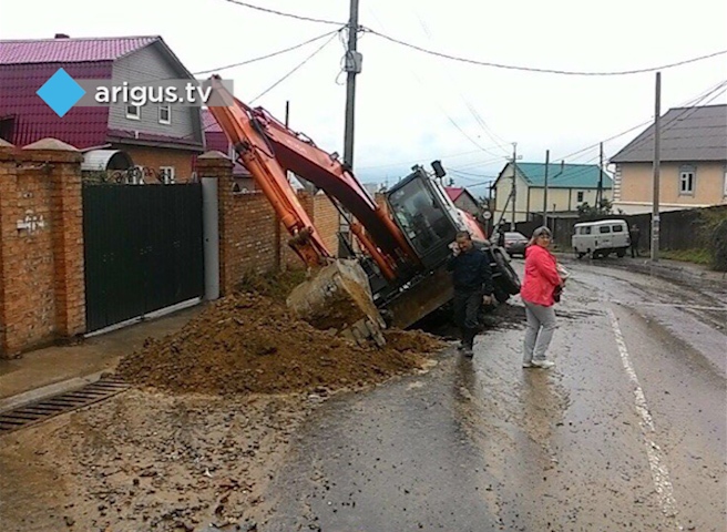 ЧП в Улан-Удэ: Жители посёлка Аршан из-за нерабочей ливнёвки всю ночь спасали свои дома и гаражи от потопа